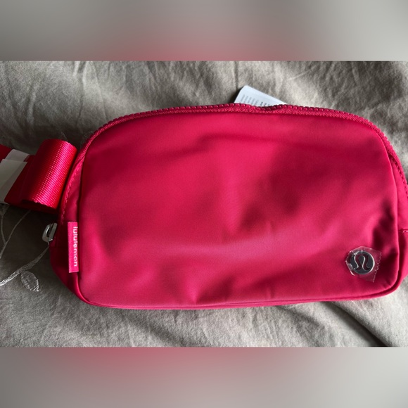 lululemon athletica Handbags - Lululemon Vibrant Pink Dragonfruit Belt Bag 1L size
